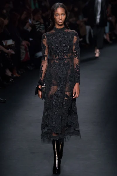 Look 16